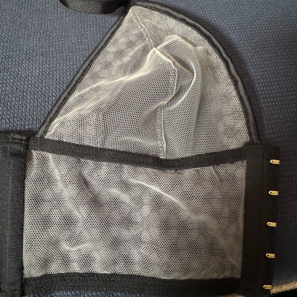 Short and top outfit, with black shorts and lace satin top - Picture 5 of 9